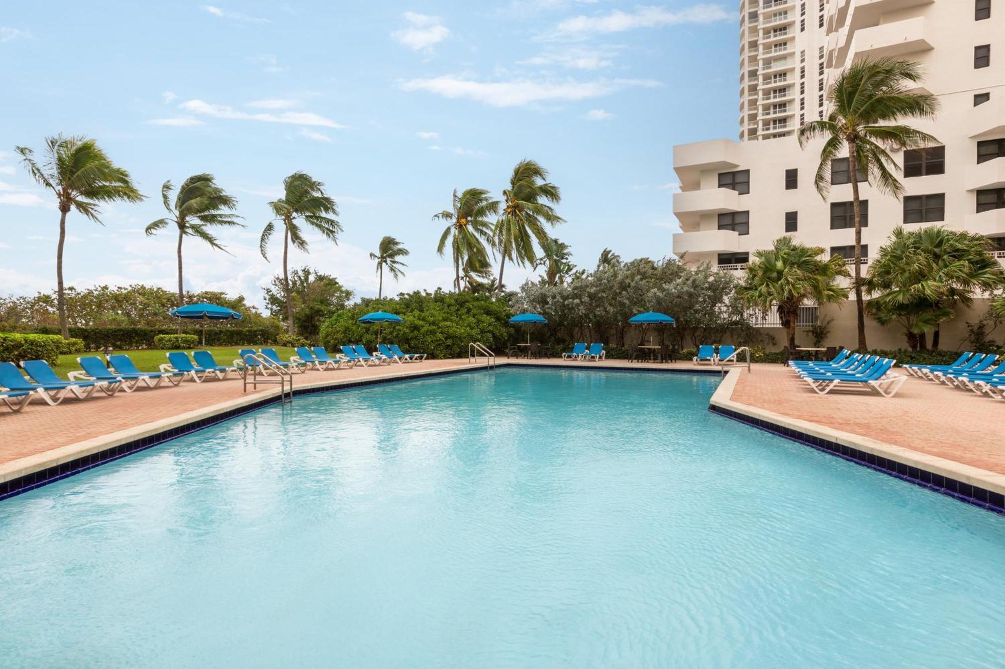 Holiday Inn Miami Beach-Oceanfront By Ihg Exterior photo